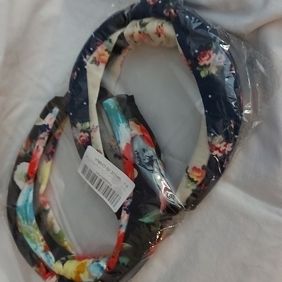 Accessories - 🎉 FREE WITH PURCHASE 🎉 Wide Headbandswith knot detail on top.